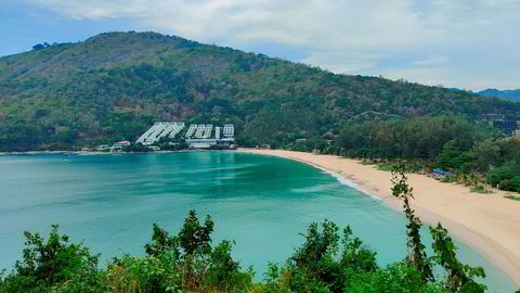 I 2019 var det over 40 millioner turister i Thailand. Nå er det tomme strender og stengte hoteller, blant annet ved Nai Harn-stranden i Phuket.