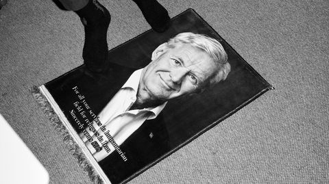I sokkelesten. På kontoret hviler Jan Egeland de skoløse føttene på et teppe med bilde av ... vel ... Jan Egeland. Det var en gave fra en organisasjon i Iran.