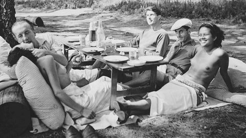 Stille før stormen. En gruppe liberale surrealister og kunstnere er samlet til piknik ved det ikoniske Hotel Vaste Horizon i Mougins like før annen verdenskrig bryter ut. Fra venstre Nusch og Paul Ėluard, Roland Penrose, Man Ray og hans kjæreste Ady Fidelin.