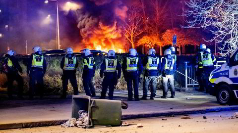 De nylige opptøyene i Sverige har igjen vakt uro for at lignende vold kan utvikle seg i Norge. Her er svensk opprørspoliti i Rosengård i Malmö natt til første påskedag i år.