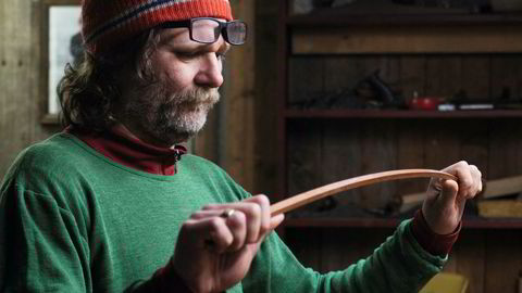 Tidlig krøkes. Det nytter ikke med berørings­angst hvis man skal tvinge en grovskåren tre­pinne til å bli et sofistikert ­musikkinstrument. Niels J. Røine har erfaringen som skal til for å skille bøy fra brekk