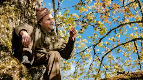 På den grønne gren. Arborist Kenneth Thomassen tilbringer dagene på jobb oppe i trærne. Han klatrer gjerne opp i yndlingstreet i hagen når han kommer hjem.