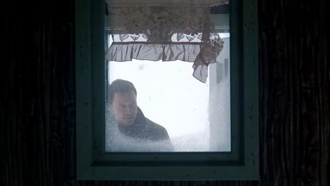 Michael Fassbender i rollen som Harry Hole blir ikke møtt med lovord blant norske anmeldere. Likevel selger «Snømannen» godt med billetter.