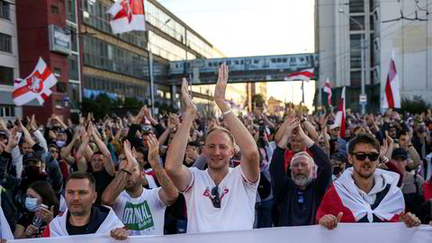 Demonstranter klapper for en av talerne under opposisjonens «rettferdighetsmarsj» i Minsk søndag.