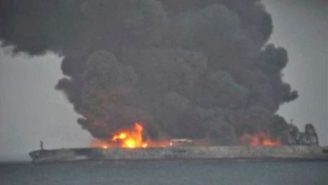 Røyk stiger fra det Panama-registrerte tankskipet Sanchi, som frakter iransk olje, eter en kollisjon med et kinesisk frakteskip i havet utenfor Kina.