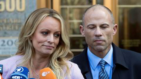 Pornoskuespillerinne Stormy Daniels og hennes advokat Michael Avenatti.