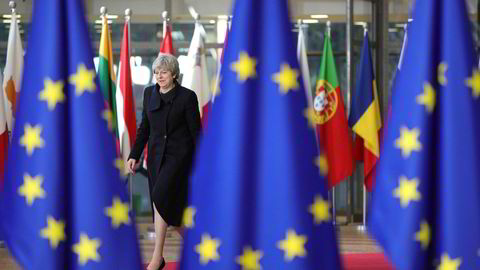 Storbritannias statsminister Theresa May på EU-toppmøtet i Brussel torsdag. Fredag fikk hun ikke være med – da skulle de øvrige lederne nemlig diskutere forhandlingene med henne.