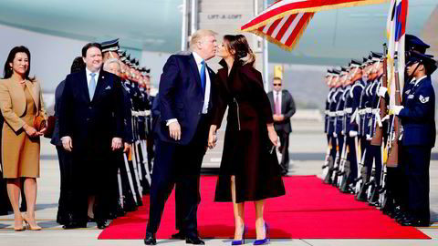 USAs president Donald Trump og hans kone Melania ankom Seoul i Sør-Korea tirsdag. Hjemme i USA er ikke bildet like idyllisk for Donald Trump.