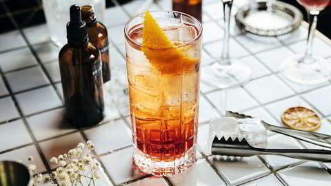 Americano er på en eller annen måte en lettere variant av Negroni. Det er klassikeren. Man erstatter spriten med soda, som man kan justere selv hvor mye man bruker av. Dermed får man også en mer sommerlig, lett drink med lavere alkoholprosent og stor drikkbarhet. Det er en veldig bitter drink med lite sødme