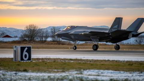 Kampflyet F-35 lander på Ørland flystasjon. Asle Toje tar faglig feil på en rekke områder, skriver artikkelforfatteren.