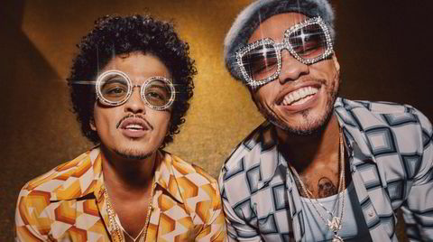 Superduoen Silk Sonic består av Bruno Mars (til venstre) og Anderson Paak, som hver for seg har gitt ut henholdsvis tre og fire soloalbumer tidligere.