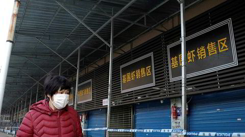 Myndigheter i den kinesiske byen Wuhan bekrefter at en mann døde onsdag av et sars-lignende virus. Byen er episenteret for utbruddet av coronaviruset. Nesten 800 mennesker døde under sars-epidemien for 17 år siden.