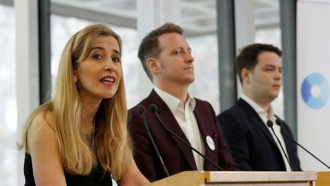 Sandra Khadhouri, James Clarke (i midten) og James Torrance på en pressekonferanse om det nye partiet Renew i London mandag.