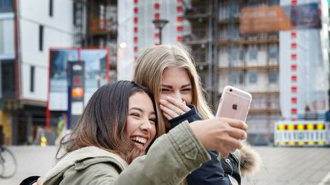 Norge er ett av to land i Europa som fremdeles kun har to landsdekkende mobilnett og som ikke har tilstrekkelig konkurranse i mobilmarkedet, skriver artikkelforfatteren.