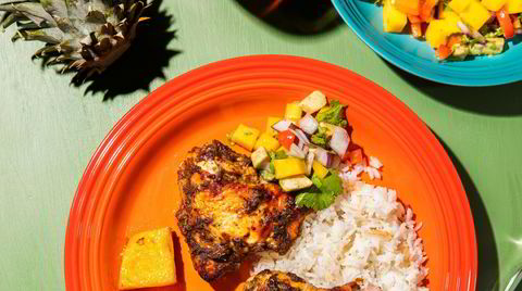 Klassiker fra Kingston. Grillet jamaicansk jerk--kylling med kokosnøttris, karamellisert ananas og en mild mango- og avokadosalsa.