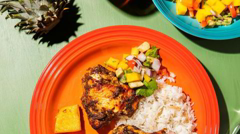 Klassiker fra Kingston. Grillet jamaicansk jerk--kylling med kokosnøttris, karamellisert ananas og en mild mango- og avokadosalsa.