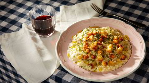 Komfortfôr. Instagram-kokkene i Sultne gutter lager risotto med tre typer ost – og topper det hele med nykvernet pepper, gressløk, olivenolje og ristede brødsmuler.