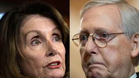 Demokratenes flertallsleder i Representantenes hus, Nancy Pelosi, forhandler om en koronakrisepakke med Republikanernes flertalssleder i Senatet, Mitch McConnell. Nå pågår forhandlingene gjennom helgen i Washington, D.C.