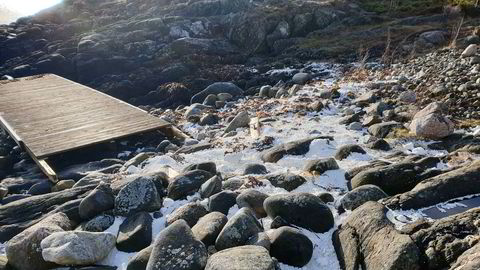 Flytebryggene som slet seg havnet i skjærgården i Grimstad og store mengder isopor havnet i strandsonen.