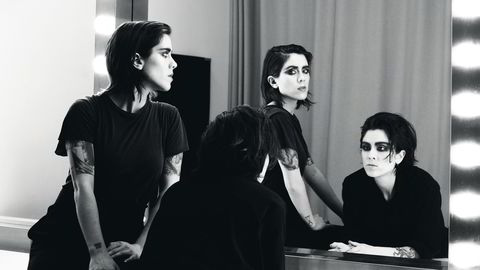 Lik stil. Gjennom hele karrieren har Tegan (til venstre) og Sara Quin som regel holdt seg til hver sin frisyre. – Det er alltid snakk om at vi er eneggede tvillinger, så vi har prøvd å ha forskjellig stil. Men denne gangen synes vi det er interessant å leke med hvor like vi er, forteller Tegan Quin. Foto: Warner Music Group