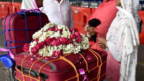 Indiske muslimer klare for å dra på pilegrimsreise til Mekka, venter sammen med sin bagasje på flyplassen i New Delhi. Uavhengig av kaste, klasse og religion; ingen inder vil sette seg i et fly uten å ledsages av minst to kistestore kofferter, skriver Asle Toje.