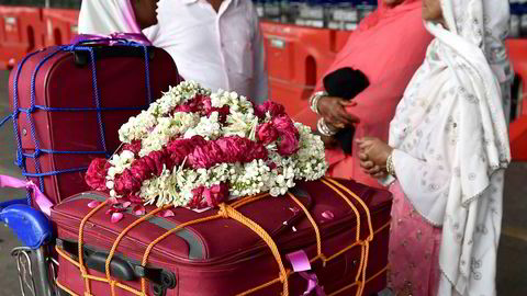 Indiske muslimer klare for å dra på pilegrimsreise til Mekka, venter sammen med sin bagasje på flyplassen i New Delhi. Uavhengig av kaste, klasse og religion; ingen inder vil sette seg i et fly uten å ledsages av minst to kistestore kofferter, skriver Asle Toje.