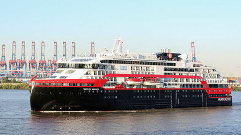 Hurtigrutens «Fridtjof Nansen», her ved havnen i Hamburg.