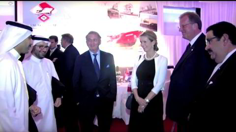Terje Rød-Larsen med Morits Skaugen og Grace Reksten Skaugen på fest i Bahrain. Helt til Høyre står sjefen for virksomheten Skaugen gikk inn i, Osama Muein.