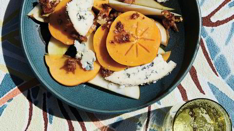 Blåtimen. Den utskjelte fruktsalaten er en av kokebokforfatter Alison Romans favorittoppskrifter. Her representert ved komboen sharonfrukt og blåmuggost.