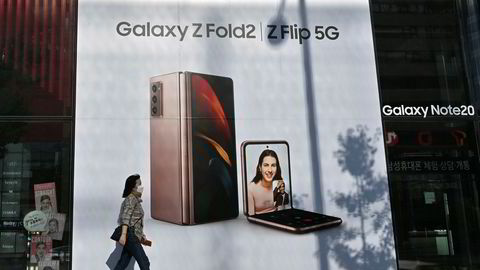 Samsung har lansert en rekke nye smarttelefonmodeller under pandemien. I neste uke vil Apple lansere neste generasjon Iphone-telefoner. Den kinesiske konkurrenten Huawei er skjøvet ut i kulden på grunn av amerikanske sanksjoner og geopolitisk konflikt med India.