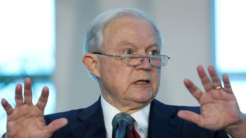 USAs justisminister Jeff Sessions skal holde pressekonferanse tirsdag om migrantamnesti innført av Barack Obama.