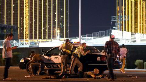 Las Vegas-politiet står vakt i forbindelse med skuddhendelsen i Las Vegas søndag kveld lokas til. Skytingen foregår ved Route 91 Harvest country music festival rett ved Mandalay Bay Resort and Casino. David Becker/Getty Images/AFP== FOR NEWSPAPERS, INTERNET, TELCOS