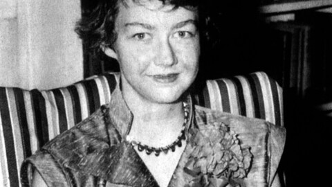 Flannery O'Connor døde i 1964, som følge av sykdommen lupus, bare 39 år gammel. Her er hun avbildet med debutromanen i 1952.
