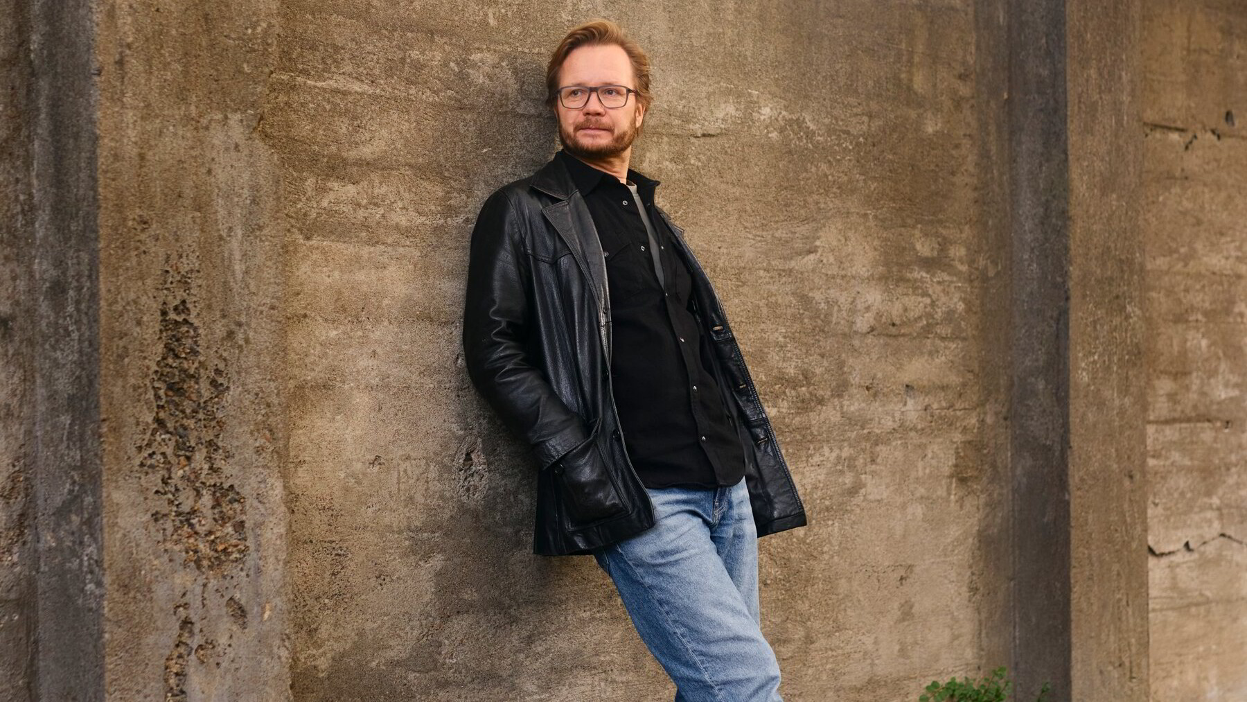 Den feirede illustratøren har gitt ut en ny bok med hull i