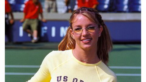 Hit me baby one more time. Britney Spears promoterer barnas dag under US Open i New York, sommeren 1999, i snuppete tennisskjørt.