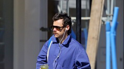 Hipsteruniform. Harry Styles fotografert i sentrum av London i april i en uniform som er kledelig eksklusiv – men der han med hell kunne byttet ut noen av delene.