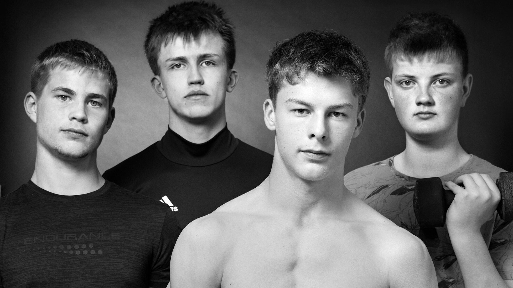 Tenåringsgutter pumper jern og tar kosttilskudd for å få markerte biceps, brede skuldre og sixpack