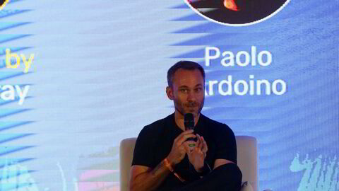 Paolo Ardoino leder Tether, selskapet som utsteder stabilvalutaen tether. Ardoino her på scenen i San Salvador i El Salvador i vinter.