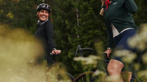 Drikkepausen. Anniken Staude og Synne Mjelva i sykkelgruppen Oslo Pedal Pals på landeveien.
