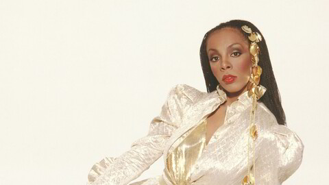 Disco. Donna Summer i gull og hvitt sommeren 1982 i Los Angeles.