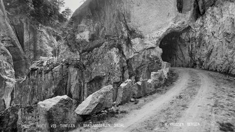 Stein. «Parti ved Tunellen i Bratlandsdalen, Suldal»,1885–1889, demonstrerer Knud Knudsens interesse for stein – og veier.