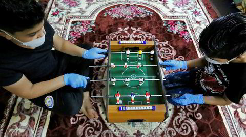 Søndagsfotball. Irakiske barn spiller mini-foosball i deres hjem i Bagdad, søndag 22. mars. Nasjonen er i total lockdown, foreløpig inntil 28. mars.