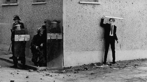 Konfliktorientert. Don McCullin skygget knapt unna noe konflikt- og kriseområde i andre halvdel av det 20. århundre. I 1971 kom han tett på konflikten i Nord-Irland, kjent som «The Troubles». Her i Londonderry.