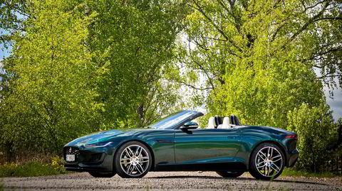 Jaguar F-type kler selvsagt fargen British Racing Green.