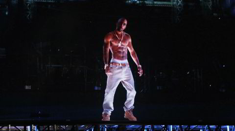 Gjenoppstått. Rapperen Tupac Shakur ble drept i 1996, men i 2012 gjenoppsto han som hologram for å dele scene med Snoop Dogg og Dr. Dre på Coachella-festivalen i California.