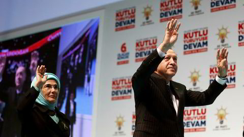 Tyrkias president Recep Tayyip Erdoğan viste det karakteristiske tegnet med fire fingre da han tidligere denne måneden la frem AKPs valgprogram i Istanbul. Hans kone Emine Erdoğan viser hele hånden.