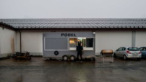 Pøbel på parkeringsplass. Det kan være verdt å ta en sving innom Levanger når en skal nordover langs E6. Hvis du leter godt i trehusbyen, finner du foodtrucken på en parkeringsplass. Inni bua står Stein Nyeng og lager lokale, saftige burgere.