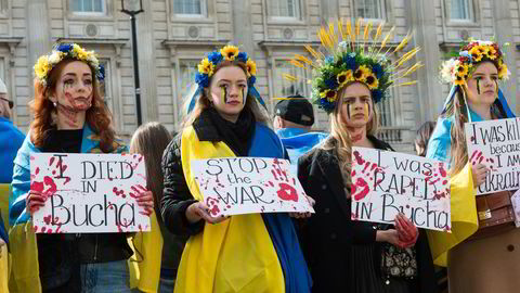 Kvinnehat er en sentral del av Vladimir Putins styre i Russland, skriver Sofi Oksanen. Her fra en demonstrasjon i London våren 2022, i protest mot russiske krigsforbrytelser i Ukraina.