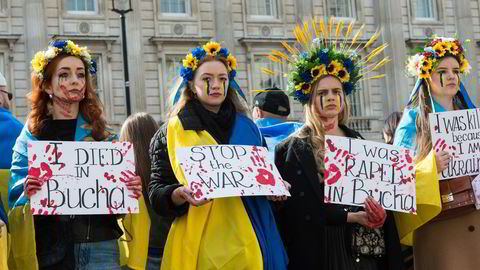 Kvinnehat er en sentral del av Vladimir Putins styre i Russland, skriver Sofi Oksanen. Her fra en demonstrasjon i London våren 2022, i protest mot russiske krigsforbrytelser i Ukraina.