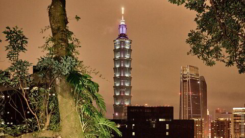 Tårnfryd. Fra stien til Elephant mountain har man flott skue til sentrum og den postmoderne skyskraperen Taipei 101, som frem til 2010 var verdens høyeste (508 m).